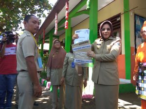 Walikota Tatong Bara saat membuka naskah UN di SMP 8 Kotamobagu