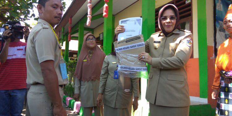 Walikota Buka Naskah UN di SMP 8