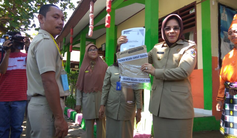 Walikota Buka Naskah UN di SMP 8