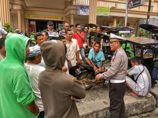 
Kasat Lantas Polres Bolmong, AKP Arke, saat memberikan sosialisasi langsung bagi sejumlah supir bentor 