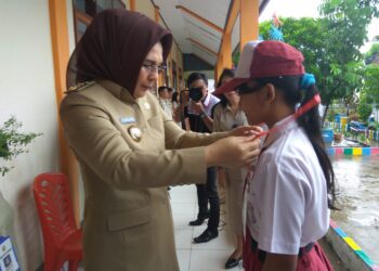 Tatong Buka Naskah UN di SD Negeri 3 Gogagoman