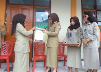 Tatong Buka Naskah UN di SD Negeri 3 Gogagoman