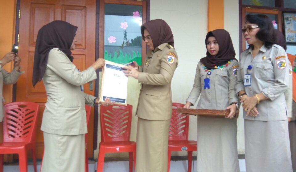 Tatong Buka Naskah UN di SD Negeri 3 Gogagoman