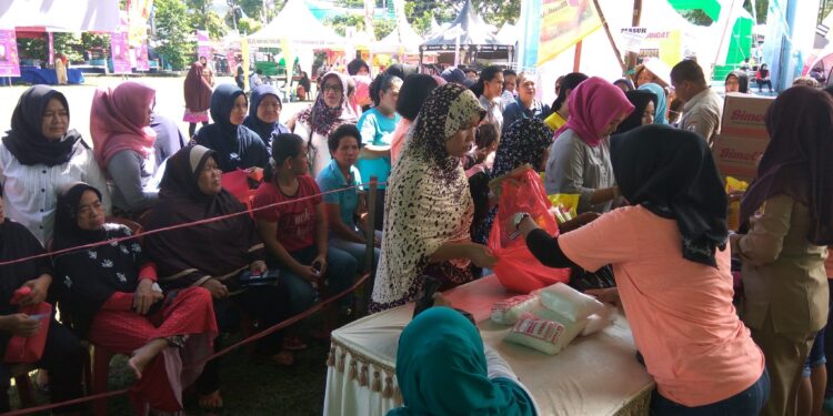 Warga Serbu Pasar Murah Pemkot