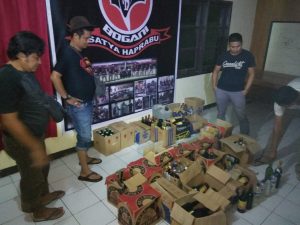 Ratusan minuman beralkohol saat diamankan di Polsek Kotamobagu