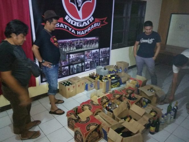 
Ratusan minuman beralkohol saat diamankan di Polsek Kotamobagu