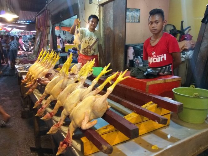 
Pedagang daging ayam di Pasar Serasi Kotamobagu