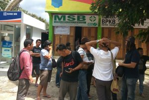 Anggota Polres Bolmong saat melakukan olah TKP 