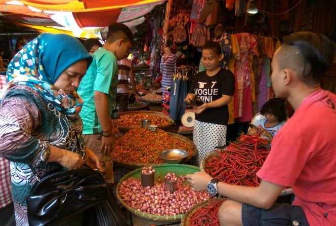 
Pedagang di pasar Serasi Kotamobagu