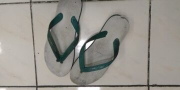Yuk, Bersedekah Dengan Sandal Wudhu
