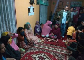 Tatong Hibur Orang Tua Dua Bocah yang Hanyut