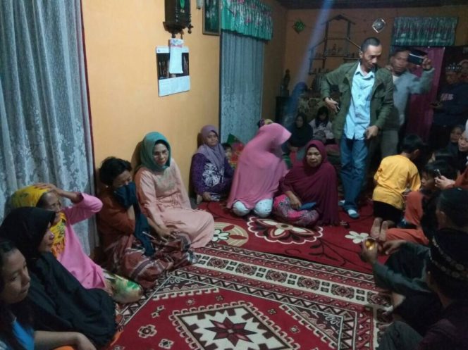 
Walikota di rumah orang tua korban 