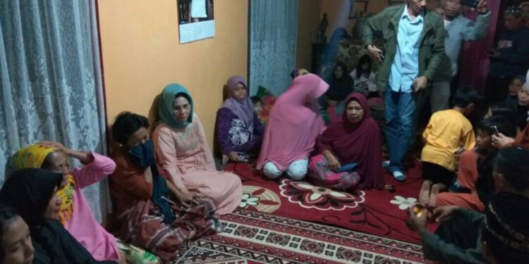 Tatong Hibur Orang Tua Dua Bocah yang Hanyut