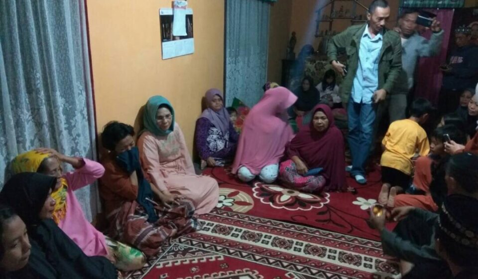 Tatong Hibur Orang Tua Dua Bocah yang Hanyut