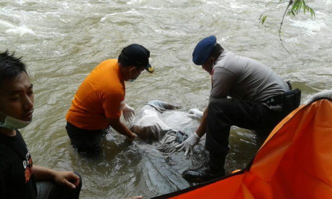 
 Jenazah Adel dievakuasi dari dalam sungai.