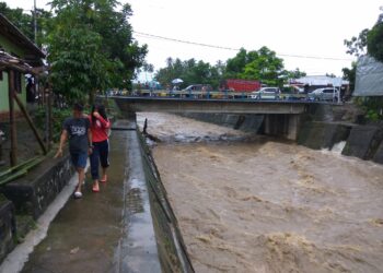 Dua Bocah di Mongkonai Barat Hanyut Saat Bermain di Parit