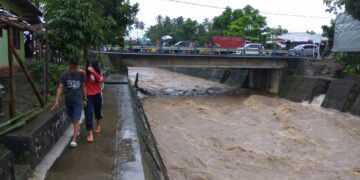 Dua Bocah di Mongkonai Barat Hanyut Saat Bermain di Parit