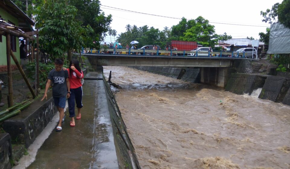 Dua Bocah di Mongkonai Barat Hanyut Saat Bermain di Parit