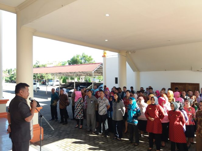 
Ashari Sugeha saat pimpin apel terakhir di Pemda Bolmong 