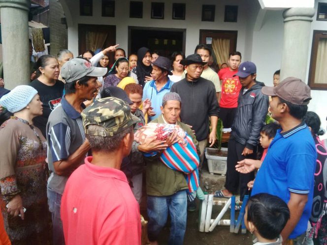 
Korban saat ditemukan lalu dibawa ke kediaman kakeknya di Desa Modayag, kemarin. (pasra mamonto). 