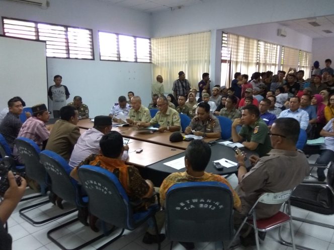 
Suasana hearing di kantor DPRD Kotamobagu. 