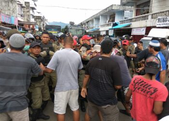 Satpol PP dan Warga Gogagoman Bentrok