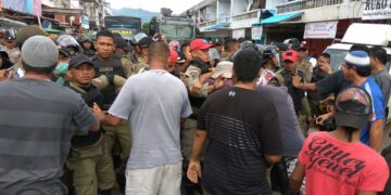 Satpol PP dan Warga Gogagoman Bentrok