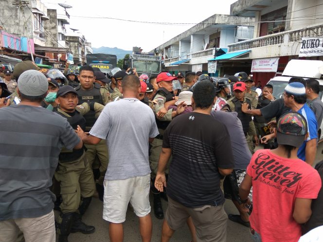 
Warga Gogagoman menghalau Satpol PP.