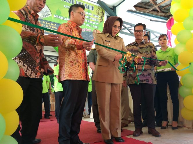 
Walikota Tatong Bara membuka resmi kegiatan penukaran uang oleh BI di Lapangan Kotamobagu,