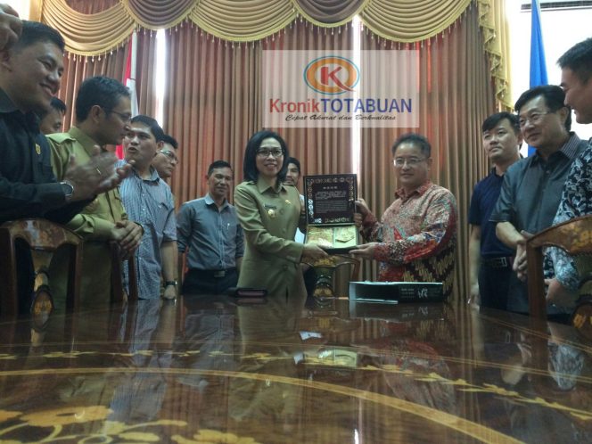 
Bupati Bolmong Yasti Soepredjo Mokoagow dan manajemen PT Conch beberapa waktu lalu. 