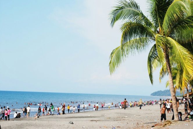 
					Warga Kunjungi Pantai Bungin dan Pulau Tiga