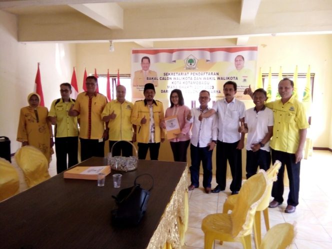 
Tim Tatong Bara, mengambil formulir pendaftaran bakal calon Walikota Kotamobagu di sekretariat penjaringan Partai Golkar