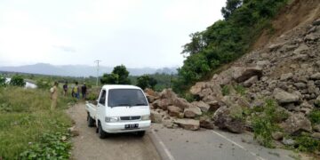 Longsor Tutupi Jalur Kotabunan- Paret