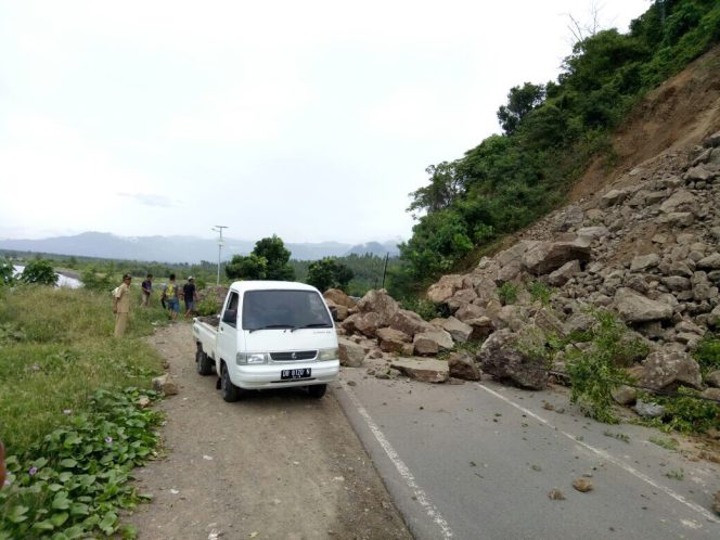 
Material longsor menutupi badan jalan yang menghubungkan Kotabunan- Paret, Senin (17/7).