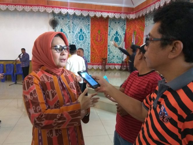 
Walikota Tatong Bara