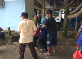 Polisi Buka Segel Kantor PDAM, Ibu Ini Menangis