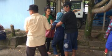 Polisi Buka Segel Kantor PDAM, Ibu Ini Menangis