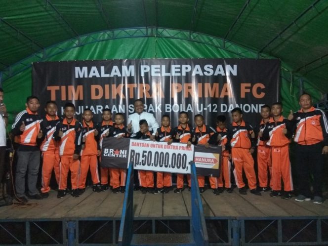 
					Ketua ASSKOT, Benny Ramdhani saat menyerahkan bantuan bagi Tim Diktra Prima Pobundayan U-12