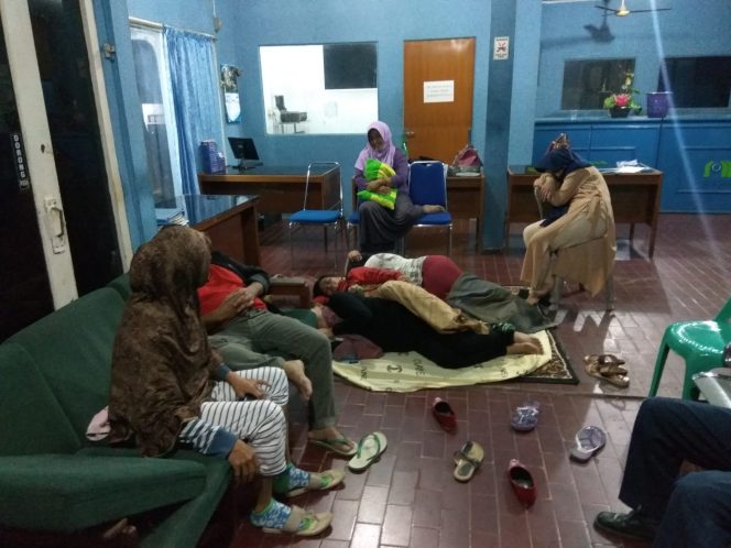 
Karyawan PDAM Pilih Tidur di Kantor