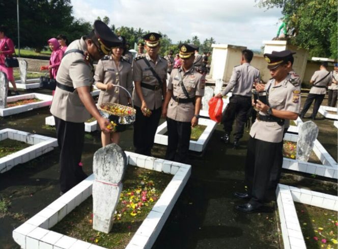
Kapolres Bolmong, AKBP Faisol Wahyudi, SIK saat melakukan tabur bunha di makam pahlawan