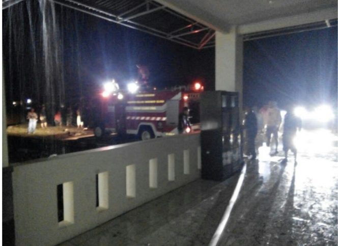 
Tampak petugas damkar saat melakukan pemadaman api di kantor Bupati Bolsel 