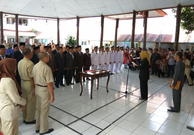 
Pelantikan sejumlah pejabat di Aula Pemkot Kotamobagu, Senin (24/7).