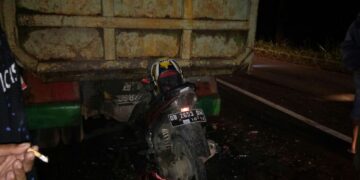 Ibu dan Anak Tewas Tabrak Truk di Jalan AKD