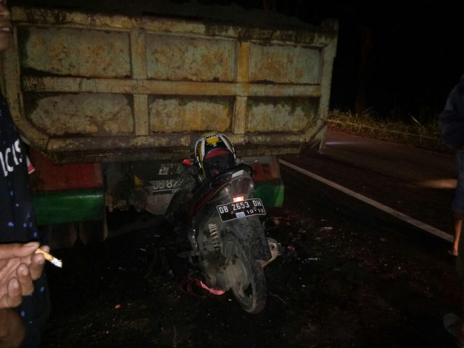 
Ibu dan Anak Tewas Tabrak Truk di Jalan AKD