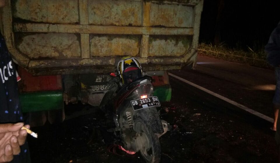 Ibu dan Anak Tewas Tabrak Truk di Jalan AKD