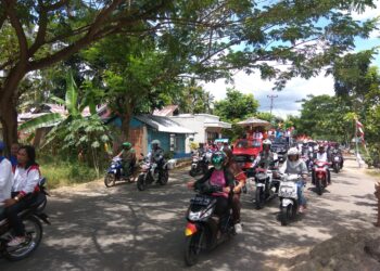 Tatong Terharu, Warga Antusias Sambut Piala Adipura