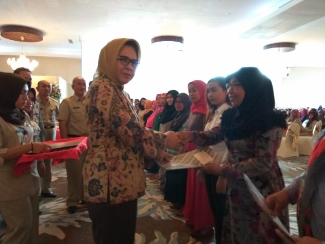 
Walikota Tatong Bara menyerahkan ijin usaha bagi pegusaha mikro kecil