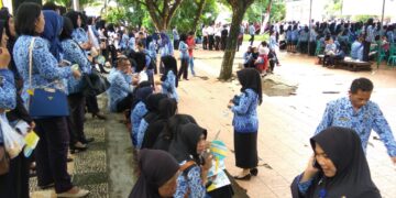 Pengibaran Bendera, Puluhan ASN Ini Hanya Duduk Santai