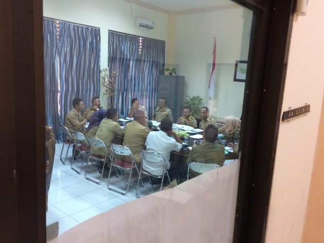 
Suasana rapat tertutup