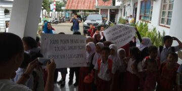 Tolak Penggantian Kepsek, Siswa SDN 1 Gogagoman Demo